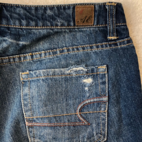 American Eagle Outfitters Blue Medium Wash Distressed Midi Shorts Size 6 - Picture 14 of 14
